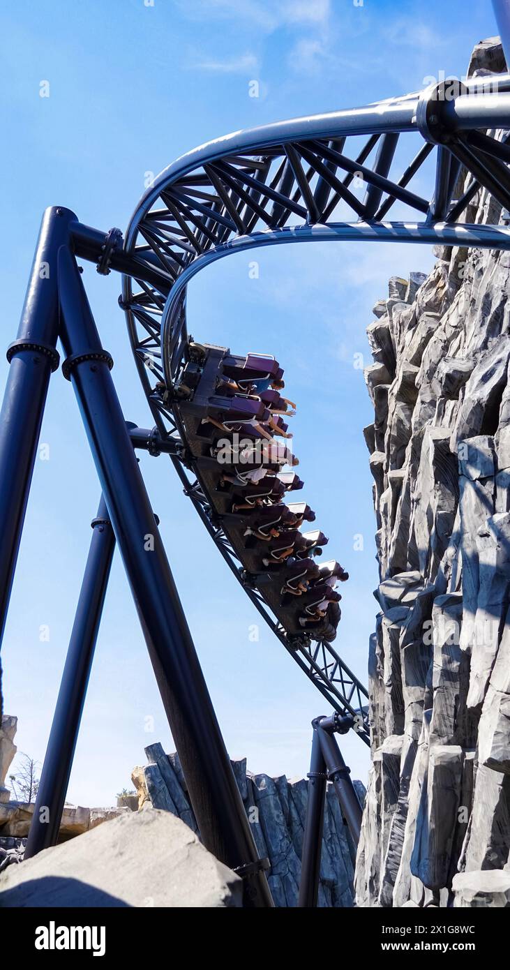 Les jeunes s'amusent lors d'une balade sur les montagnes russes 'Taron' dans la zone thématique 'Klugheim' du parc à thème 'Phantasialand' Banque D'Images