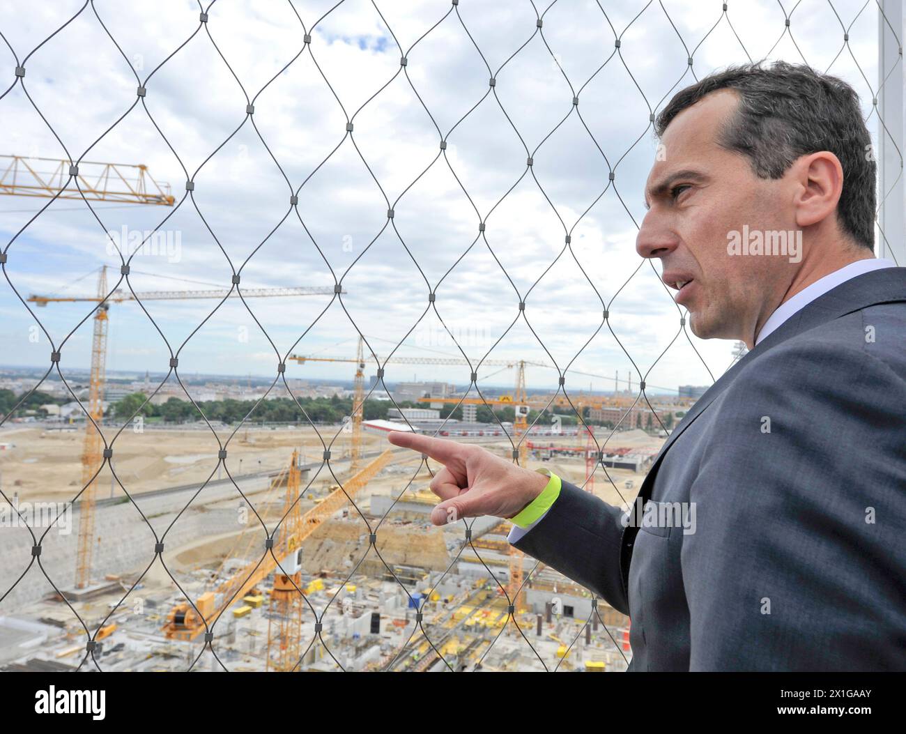 Autriche - ouverture de la tour Bahnorama sur le chantier de construction de la gare principale de Vienne, prise le 19 août 2010. Avec une hauteur de 66.72m c'est la plus haute tour en bois d'Europe et dispose d'une plate-forme d'observation. Dans l'image : le directeur de L'OEBB Christian Kern. - BS005231 - 20100819_PD1128 - Rechteinfo : droits gérés (RM) Banque D'Images