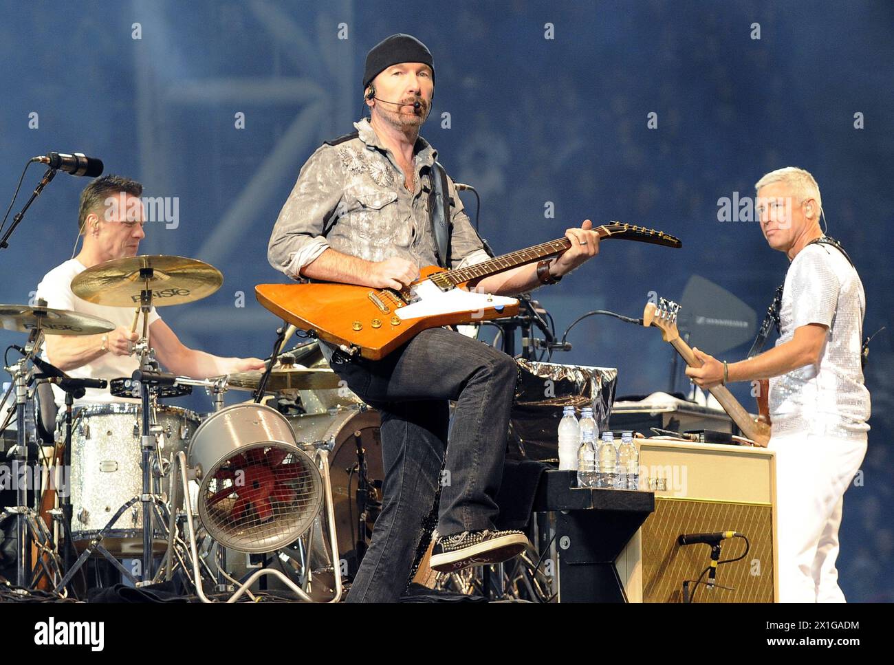(D-l) 'The Edge' (David Howell Evans / guitare) Adam Clacton (basse) et Larry Mullen Jr (batterie) du groupe de rock irlandais U2 jouent lors de leur concert à Vienne, Autriche, le 30 août 2010. - 20100830 PD1809 - Rechteinfo : droits gérés (RM) Banque D'Images