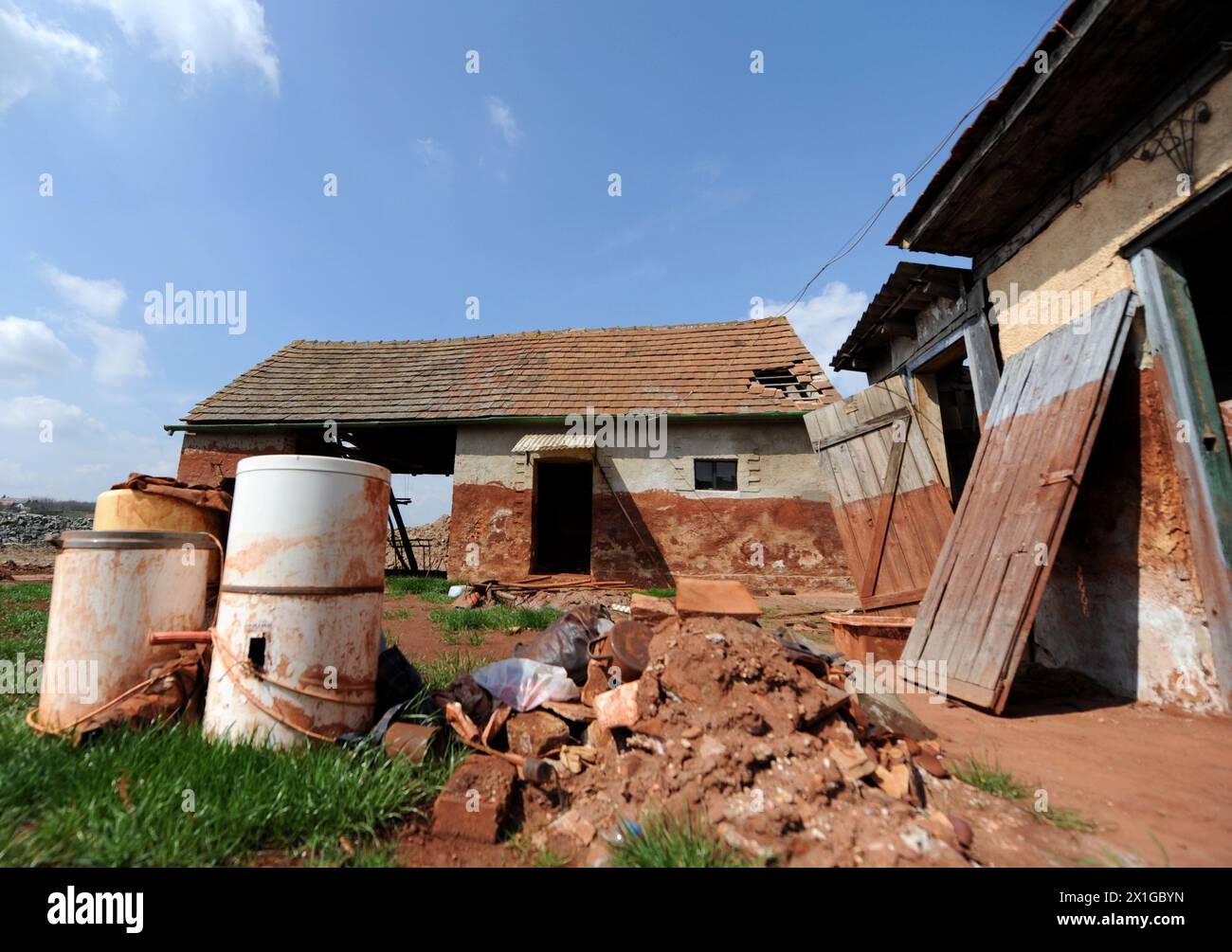 Impressions de Kolontar en Hongrie, six mois après le déversement de boues d'alumine Ajka, capturées le 5 avril 2011. L'accident industriel a été l'une des pires catastrophes environnementales, où le barrage d'un réservoir s'est effondré et environ 700 000 mètres cubes d'eau toxique provenant de lacs de boue rouge se sont déversés sur une superficie de 40 kilomètres carrés. - 20110405 PD3843 - Rechteinfo : droits gérés (RM) Banque D'Images