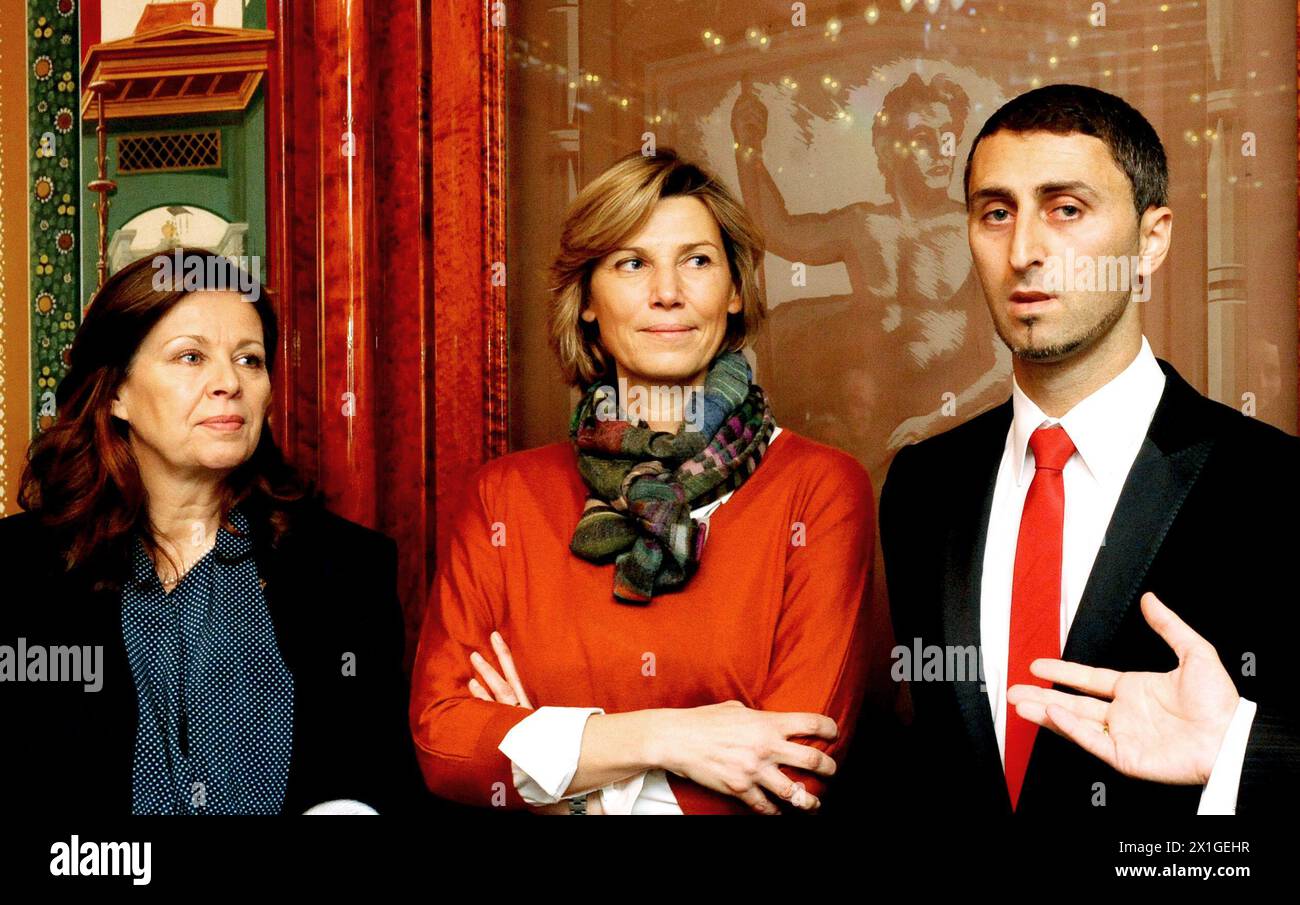 Conférence de presse OPERA BALL 2012 : secrétaire générale de l'Opera Ball Eva Dintsis (à gauche), organisatrice de l'Opera Ball Desiree Treichl-Stürgkh et professeur de danse Ismet Özdek. - 20120117 PD1132 - Rechteinfo : droits gérés (RM) Banque D'Images