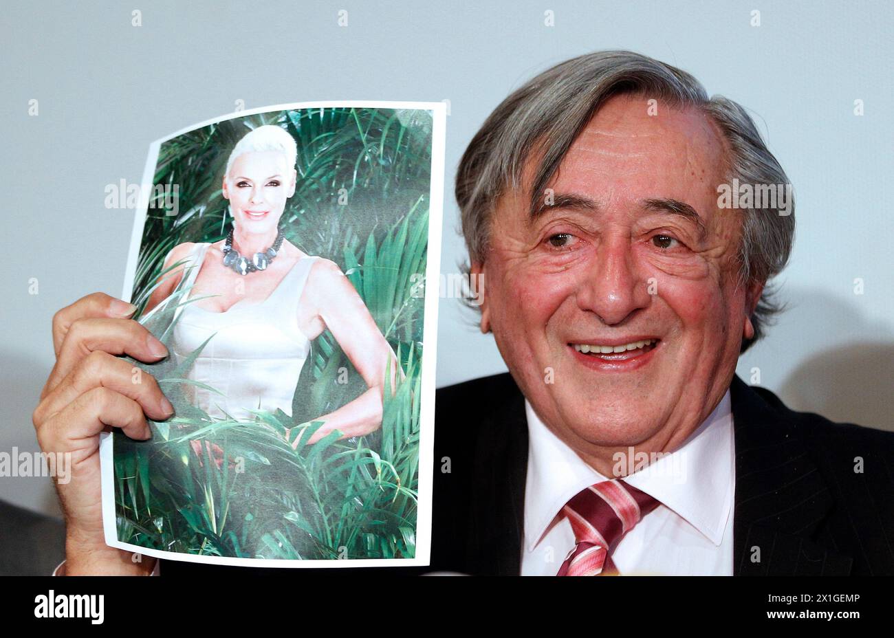 L'entrepreneur Richard Lugner a annoncé ses invités au bal de l'Opéra de cette année lors d'une conférence de presse le 1er février 2012 : Sir Roger Moore et Brigitte Nielsen. - 20120201 PD0320 - Rechteinfo : droits gérés (RM) Banque D'Images