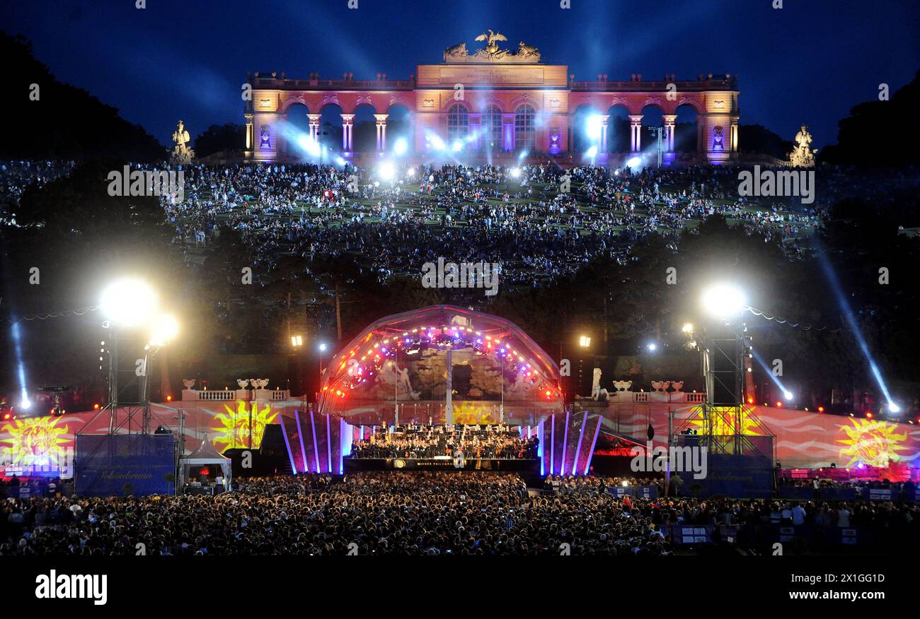 Vienne - L'Orchestre philharmonique de Vienne organise son concert annuel de nuit d'été Schönbrunn, un événement en plein air avec entrée gratuite, dans les jardins du palais de Schönbrunn le 7 juin 2012. Le concert de cette année sera dirigé par le chef d'orchestre vénézuélien Gustavo Dudamel. - 20120607_PD4470 - Rechteinfo : droits gérés (RM) Banque D'Images