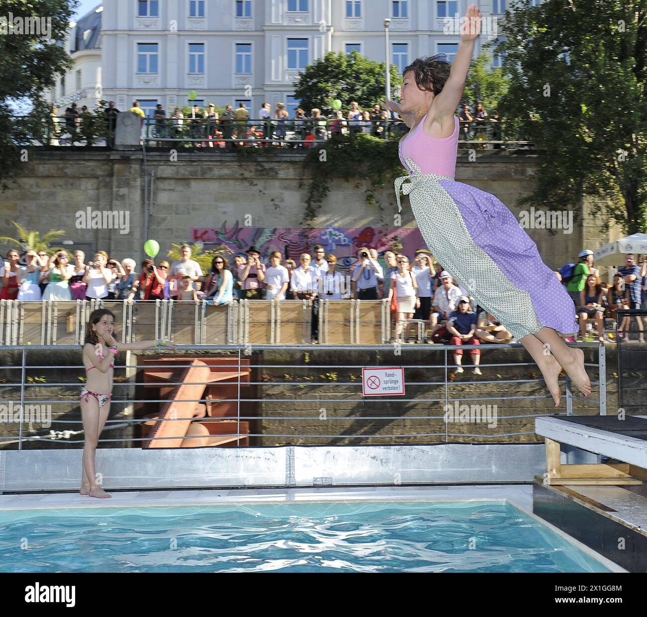 Vienne - 'Gössl Dirndlflugtag' - le but du concours est de sauter d'une manière spectaculaire dans la piscine en portant un Dirndl, vêtement traditionnel autrichien. PHOTO : prise le 16 juin 2012 à Badeschiff à Vienne. - 20120616 PD1521 - Rechteinfo : droits gérés (RM) Banque D'Images