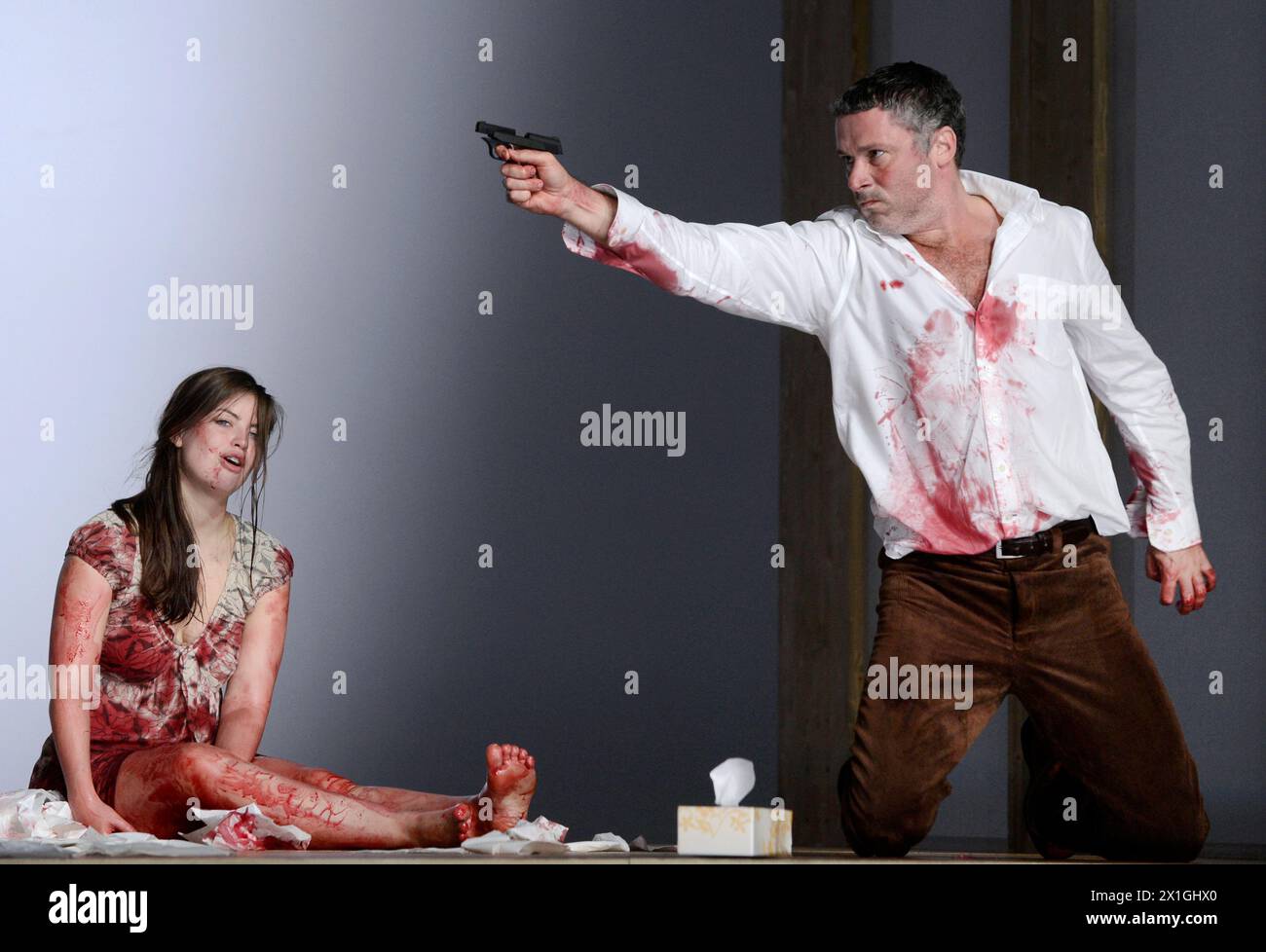 Vienne - répétitions 'Urfaust' au Volkstheater le 17 octobre 2012. PHOTO : Denis Petkovic dans le rôle de 'Faust' et Nanette Waidmann dans le rôle de 'Margarete' - 20121017_PD1414 - Rechteinfo : droits gérés (RM) Banque D'Images