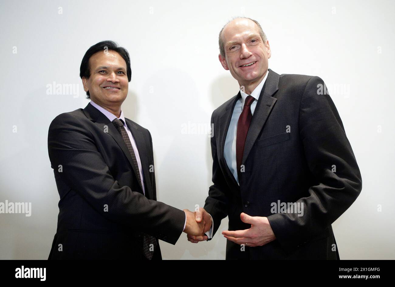 Le nouveau propriétaire de la Hypo Alpe Adria Bank Sanjeev Kanoria et le président désigné Martin Czurda lors d'une conférence de presse à Vienne le 19 décembre 2013. - 20130603 PD9471 - Rechteinfo : droits gérés (RM) Banque D'Images