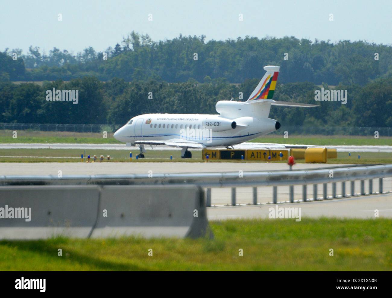 L'avion du président bolivien Evo Morales a atterri la nuit du 2 juillet à Vienne après que l'avion s'est vu refuser l'accès à l'espace aérien français et portugais en raison de soupçons que le fugitif américain Edward Snowden était à bord, ont déclaré les autorités de la Paz. Le ministre bolivien des Affaires étrangères David Choquehuanca a déclaré que la France et le Portugal avaient agi sur la base de "soupçons infondés" que Snowden avait embarqué dans l'avion de Morales. Morales avait assisté à une réunion des principaux pays producteurs de gaz à Moscou, où le leaker de l'agence de renseignement accusé Snowden a passé plus d'une semaine dans les limbes diplomatiques dans une zone de transit de l'aéroport. Il a demandé l'asile - Banque D'Images