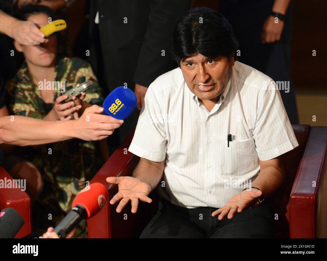 Le président bolivien Evo Morales s’adresse aux médias à l’aéroport de Vienne, Autriche, le 3 juillet 2013. L'avion du président bolivien Evo Morales a atterri la nuit du 2 juillet à Vienne après que l'avion s'est vu refuser l'accès à l'espace aérien français et portugais en raison de soupçons que le fugitif américain Edward Snowden était à bord, ont déclaré les autorités de la Paz. Le ministre bolivien des Affaires étrangères David Choquehuanca a déclaré que la France et le Portugal avaient agi sur la base de "soupçons infondés" que Snowden avait embarqué dans l'avion de Morales. Morales avait assisté à une réunion des principaux pays producteurs de gaz à Moscou, où a accusé l'agence de renseignement leaker Snowd Banque D'Images