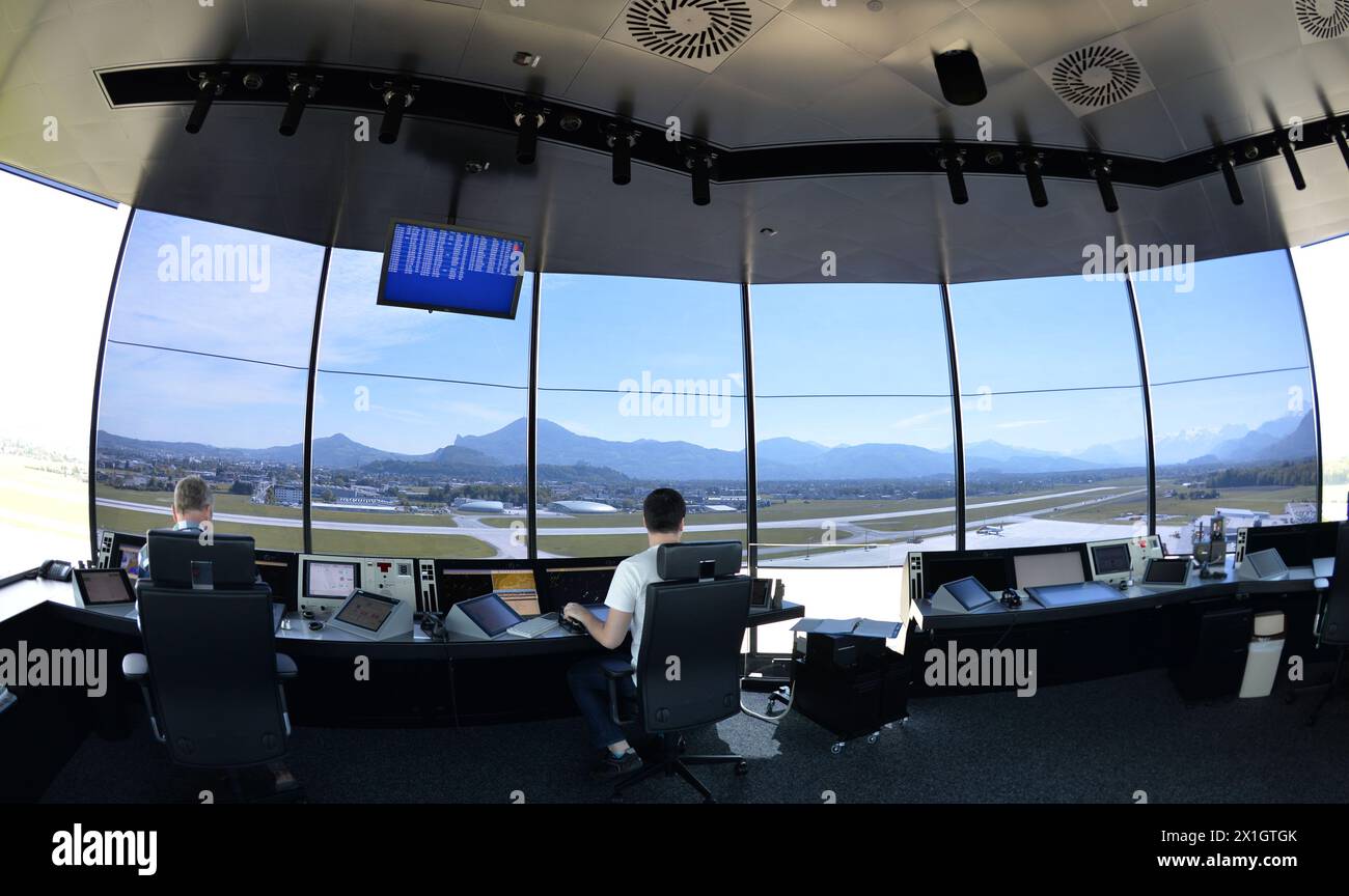 Dans le cadre d'un projet commun avec Austro Control, Salzburger Flughafen GmbH a remplacé la tour vieille de 40 ans par une nouvelle structure moderne. Haute de quelque 53 mètres, la nouvelle tour de contrôle est équipée des dernières technologies de contrôle de vol. - 20140505 PD0951 - Rechteinfo : droits gérés (RM) Banque D'Images