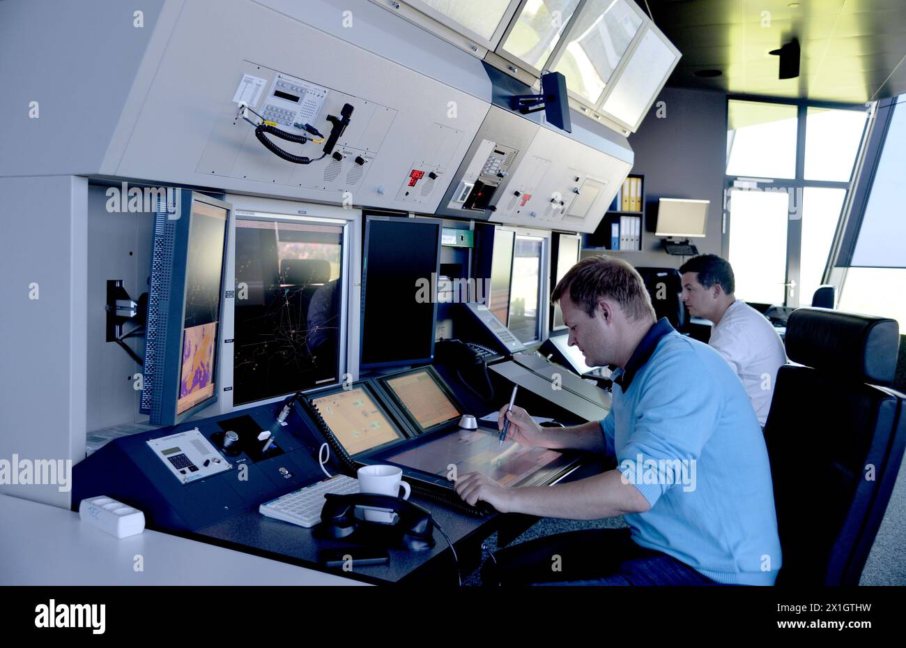 Dans le cadre d'un projet commun avec Austro Control, Salzburger Flughafen GmbH a remplacé la tour vieille de 40 ans par une nouvelle structure moderne. Haute de quelque 53 mètres, la nouvelle tour de contrôle est équipée des dernières technologies de contrôle de vol. - 20140505 PD0971 - Rechteinfo : droits gérés (RM) Banque D'Images