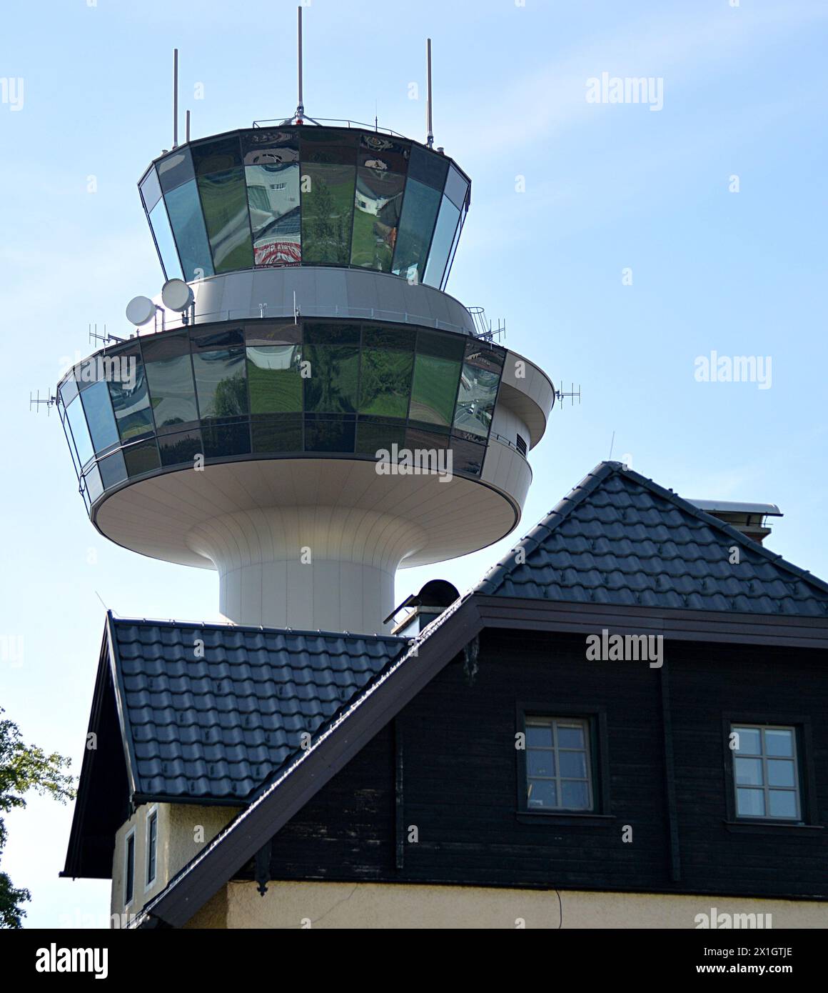 Dans le cadre d'un projet commun avec Austro Control, Salzburger Flughafen GmbH a remplacé la tour vieille de 40 ans par une nouvelle structure moderne. Haute de quelque 53 mètres, la nouvelle tour de contrôle est équipée des dernières technologies de contrôle de vol. - 20140505 PD0967 - Rechteinfo : droits gérés (RM) Banque D'Images