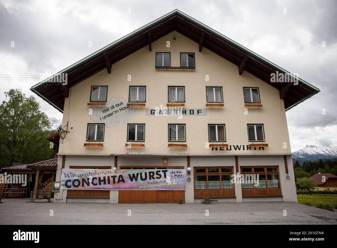 Une pancarte indiquant « nous félicitons Conchita Wurst » est accrochée sur la façade de l'auberge Neuwirth, la maison parentale du vainqueur de l'Eurovision Conchita Wurst à Bad Mitterndorf, Autriche, le 12 mai 2014. Bad Mitterndorf est la ville natale de la chanteuse autrichienne Conchita Wurst, qui a remporté le 59e concours Eurovision annuel de la chanson à Copenhague, au Danemark, le 10 mai, avec la chanson Rise Like a Phoenix. - 20140512 PD2111 - Rechteinfo : droits gérés (RM) Banque D'Images