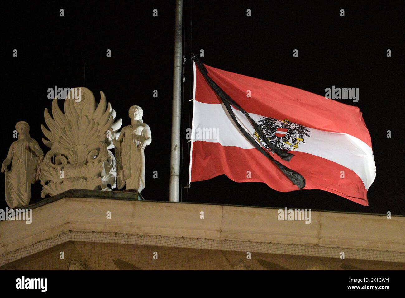 Le drapeau autrichien est vu avec un ruban noir au parlement de Vienne, en Autriche. Barbara Prammer, présidente du Parlement autrichien, est décédée le 2 août 2014. - 20140802 PD4059 - Rechteinfo : droits gérés (RM) Banque D'Images