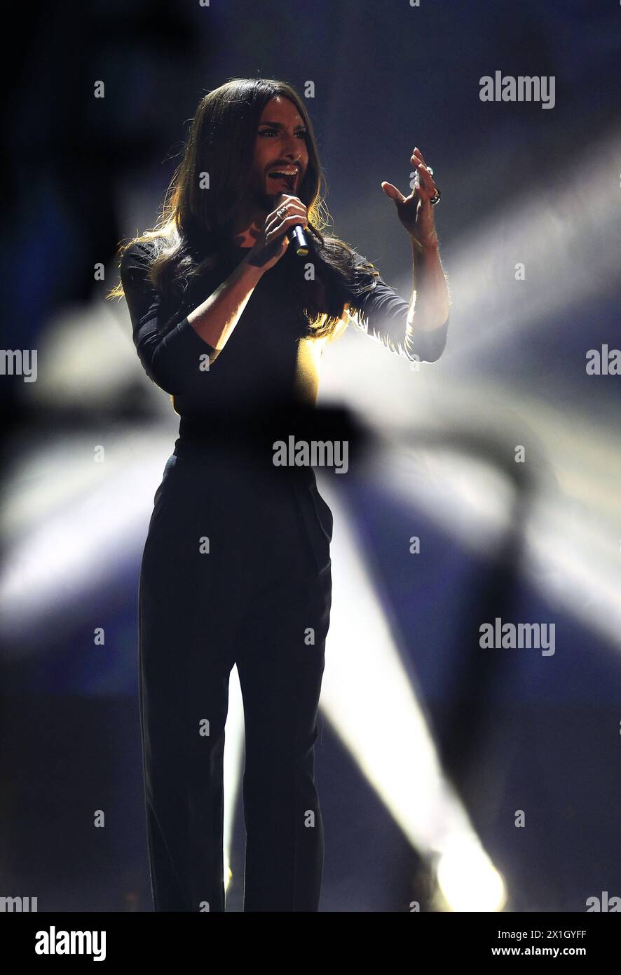 L'émission de télévision allemande 'Wetten, dass..?' (Lit. 'BET, That..?') A eu lieu à Graz, Autriche, le 8 novembre 2014. Sur la photo : la chanteuse autrichienne Conchita Wurst. - 20141108 PD9502 - Rechteinfo : droits gérés (RM) Banque D'Images
