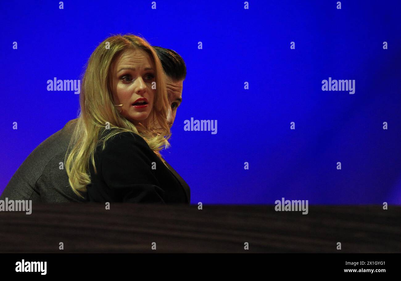 L'émission de télévision allemande 'Wetten, dass..?' (Lit. 'BET, That..?') A eu lieu à Graz, Autriche, le 8 novembre 2014. Sur la photo : le modérateur autrichien Mirjam Weichselbraun. - 20141108 PD9352 - Rechteinfo : droits gérés (RM) Banque D'Images