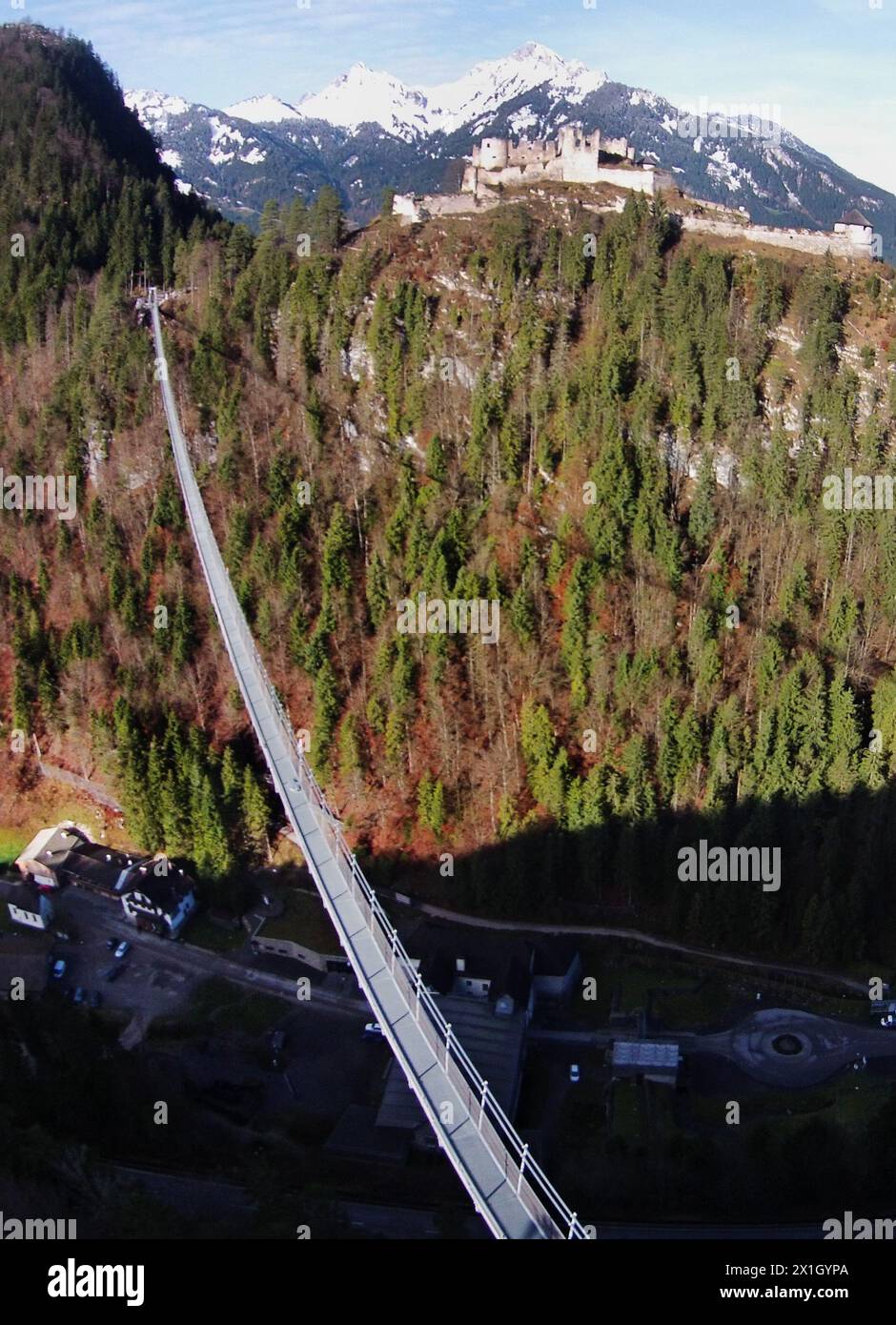 Le pont suspendu de 405 mètres de long 'highline 179' relie les ruines du château d'Ehrenberg aux vestiges de la forteresse romaine 'Claudia' près de Reutte dans le Tyrol, Autriche, le 20 novembre 2014. Pour une taxe de huit euros, toute personne osant assez peut traverser la vallée à une hauteur de 112,7 mètres au-dessus du sol. PHOTO : APA/HARALD SCHNEIDER - 20141120_PD15300 - Rechteinfo : droits gérés (RM) Banque D'Images