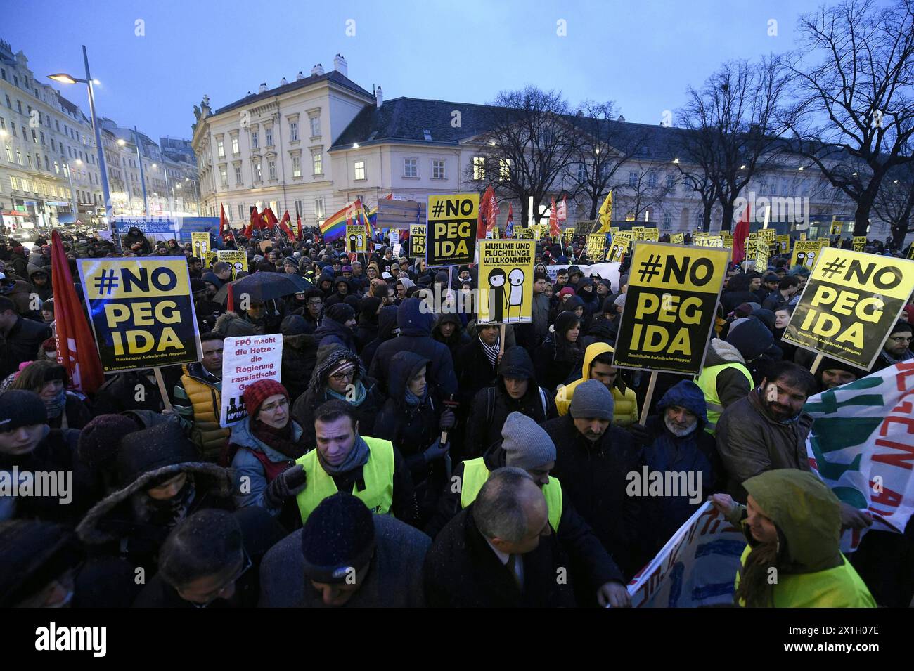 Manifestation contre le rassemblement du mouvement anti-islam Pegida-Vienne (les Européens patriotiques contre l'islamisation de l'Occident) à Vienne, Autriche, le 2 février 2015. - 20150202 PD3064 - Rechteinfo : droits gérés (RM) Banque D'Images