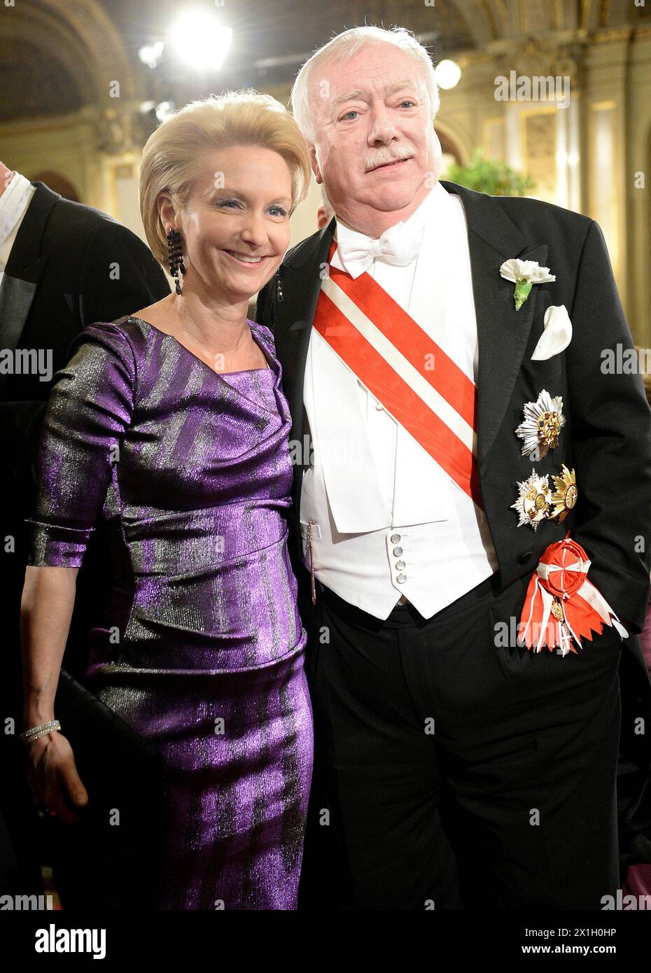 ABD0162 20150212 - WIEN - Österreich : Wiens Bürgermeister Michael Häupl (SPÖ) (R.) und Barbara Hörnlein (L.) auf der Feststiege am Donnerstag, 12. Februar 2015, im Rahmen des Opernballes 2015 in der Wiener Staatsoper. - FOTO : APA/ROLAND SCHLAGER / bal traditionnel de l'Opéra de Vienne au Wiener Staatsoper (Opéra d'État de Vienne), à Vienne, Autriche, le 12 février 2015. - 20150212 PD9838 - Rechteinfo : droits gérés (RM) Banque D'Images