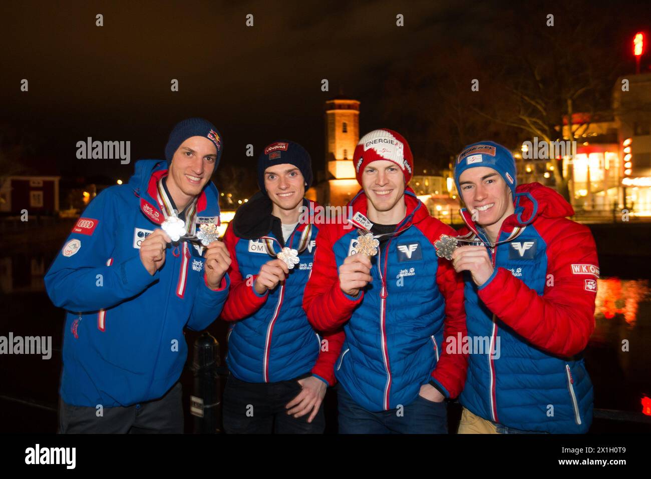 Gregor Schlierenzauer, Manuel Poppinger, Michael Hayboeck et Stefan Kraft célèbrent leur médaille d'argent lors de la soirée pour les médailles de l'OeSV à la ski Austria House à Falun, en Suède, le 28 février 2015. - 20150228 PD7092 - Rechteinfo : droits gérés (RM) Banque D'Images