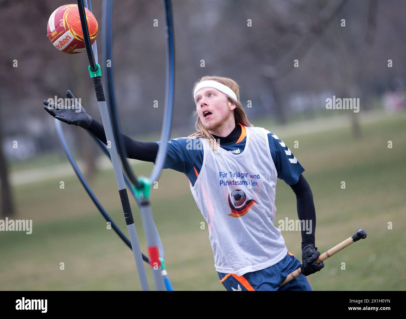 Le joueur de l'équipe Quidditch des Vienna Vanguards s'entraîne au Prater, un grand parc public dans le 2ème arrondissement de Vienne, Muggle Quidditch pour la Coupe d'Europe Quidditch à Oxford, qui se tiendra en avril. Quidditch est un sport de compétition fictif dans le monde sorcier de l'univers Harry Potter, présenté dans la série de romans et de films. - 20150325 PD8938 - Rechteinfo : droits gérés (RM) Banque D'Images