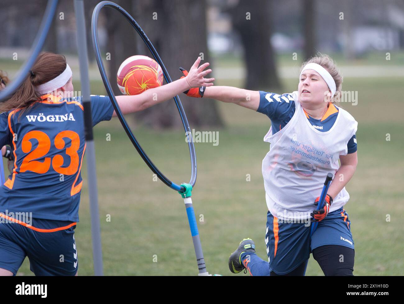 Le joueur de l'équipe Quidditch des Vienna Vanguards s'entraîne au Prater, un grand parc public dans le 2ème arrondissement de Vienne, Muggle Quidditch pour la Coupe d'Europe Quidditch à Oxford, qui se tiendra en avril. Quidditch est un sport de compétition fictif dans le monde sorcier de l'univers Harry Potter, présenté dans la série de romans et de films. - 20150325 PD8904 - Rechteinfo : droits gérés (RM) Banque D'Images