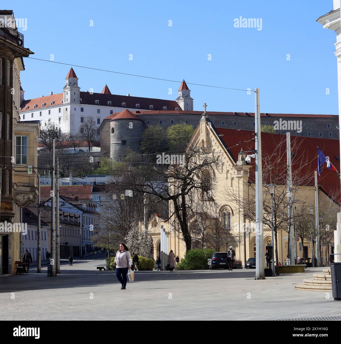 Vieille ville de Bratislava, Slovaquie le jour ensoleillé du printemps. Beaux bâtiments, arbres en fleurs, vue sur la rue. Architecture de l'Europe centrale. Banque D'Images