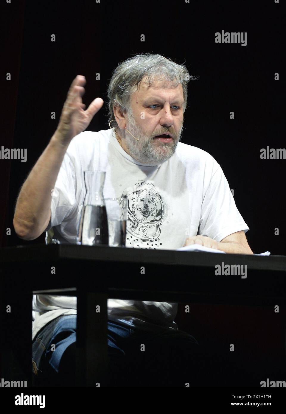 Vienne - Slavoj Zizek lors de la conférence 'théologie, négativité, et la mort-Drive' sur la occation de Sigmund Freud Vorlesung 2015 au Burgtheater le 6 mai 2015. Slavoj Zizek est un philosophe marxiste slovène et critique culturel. Il est actuellement chercheur principal à l'Institut de sociologie et de philosophie de l'Université de Ljubljana en Slovénie, professeur distingué d'allemand à l'Université de New York et directeur international de l'Institut Birkbeck pour les sciences humaines. Il écrit largement sur un large éventail de sujets, y compris la théorie politique, la théorie du cinéma, les études culturelles, la théologie, Banque D'Images