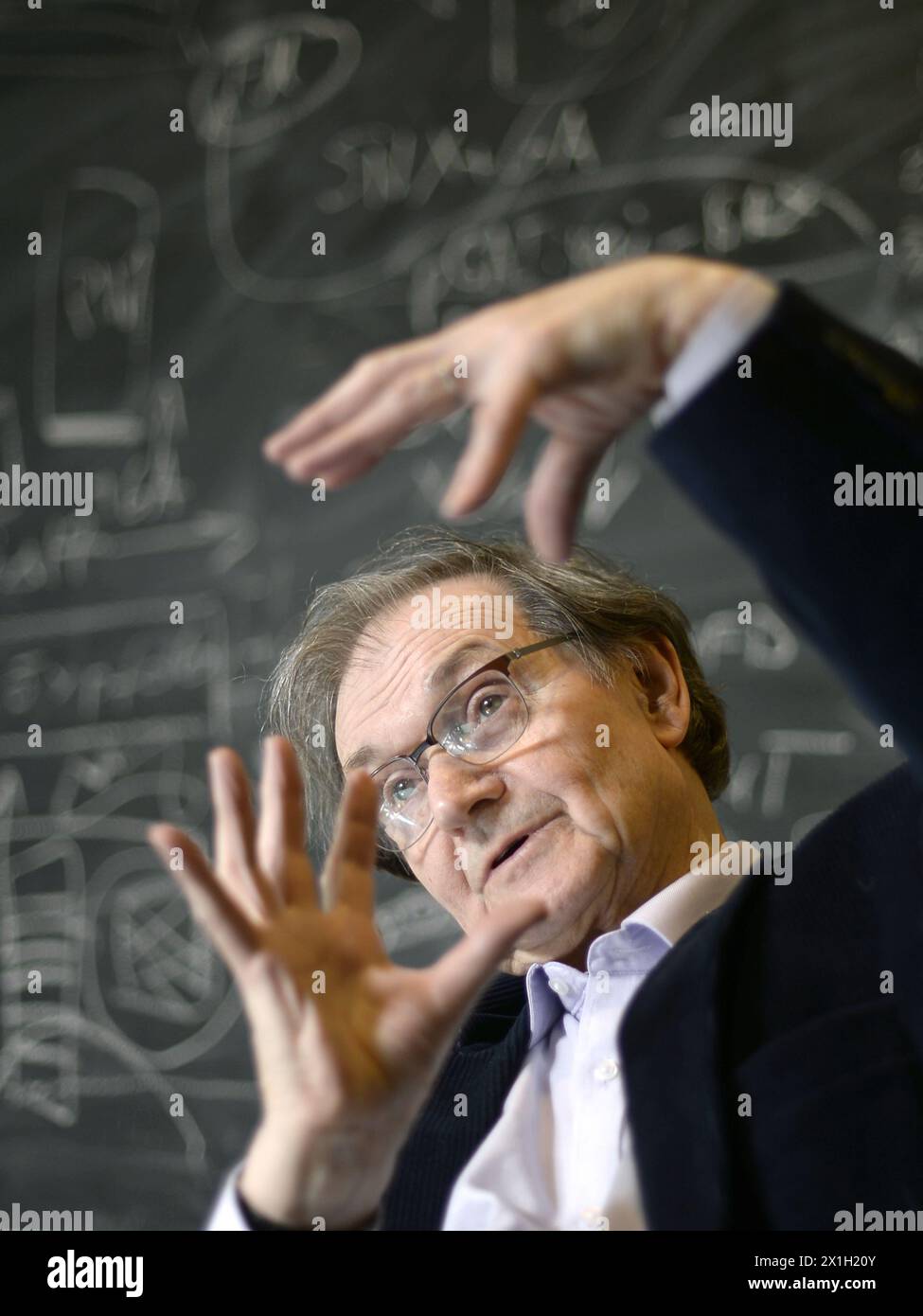 Klosterneuburg - Sir Roger Penrose lors d'un entretien avec l'Autriche presse Agentur à l'Institut des Sciences et technologies (IST) Autriche le 21 mai 2015. Sir Roger Penrose OM FRS est un physicien mathématique anglais, mathématicien et philosophe des sciences. Il est professeur émérite de mathématiques Rouse Ball à l'Institut mathématique de l'Université d'Oxford, ainsi qu'un membre émérite du Wadham College. - 20150521 PD11738 - Rechteinfo : droits gérés (RM) Banque D'Images