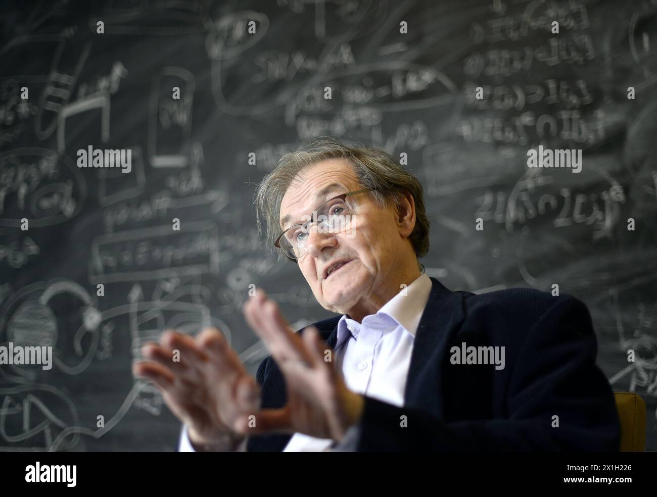 Klosterneuburg - Sir Roger Penrose lors d'un entretien avec l'Autriche presse Agentur à l'Institut des Sciences et technologies (IST) Autriche le 21 mai 2015. Sir Roger Penrose OM FRS est un physicien mathématique anglais, mathématicien et philosophe des sciences. Il est professeur émérite de mathématiques Rouse Ball à l'Institut mathématique de l'Université d'Oxford, ainsi qu'un membre émérite du Wadham College. - 20150521 PD11744 - Rechteinfo : droits gérés (RM) Banque D'Images