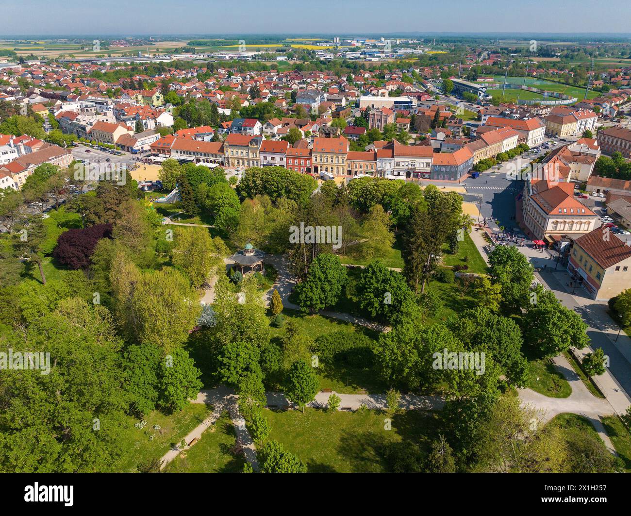 Vue aérienne de la ville de Koprivnica avec place centrale et parc, Croatie Banque D'Images