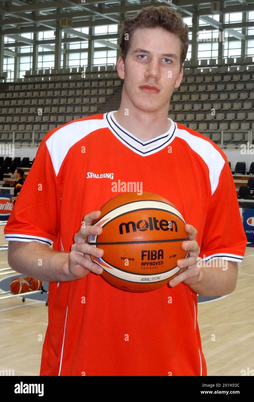 Le basket-ball autrichien Jakob Poeltl des Raptors a été échangé aux Spurs de San Antonio, a annoncé les Spurs le 18 juillet 2018. PHOTO : (PHOTO DE FICHIER) Jakob Poeltl (AUT) lors de la 'Trentin basket Cup' à trente, Italie, le 30 juillet 2015. - 20150730_PD2773 - Rechteinfo : droits gérés (RM) Banque D'Images
