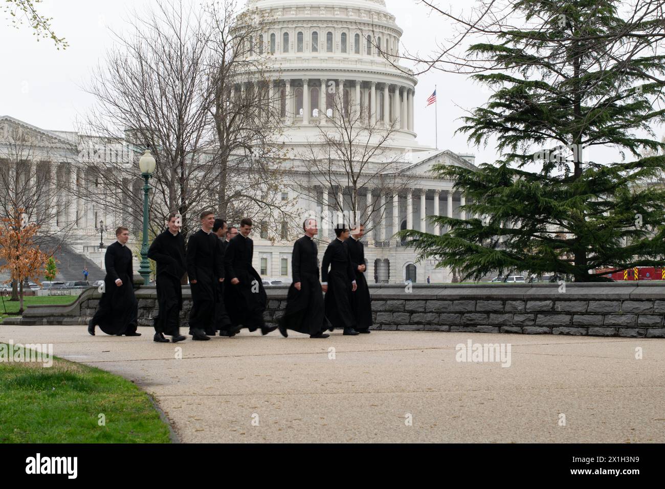 Bâtiment du Capitole avec groupe d'hommes en cassoutes noires. Concept religion et État. Washington DC, États-Unis Banque D'Images