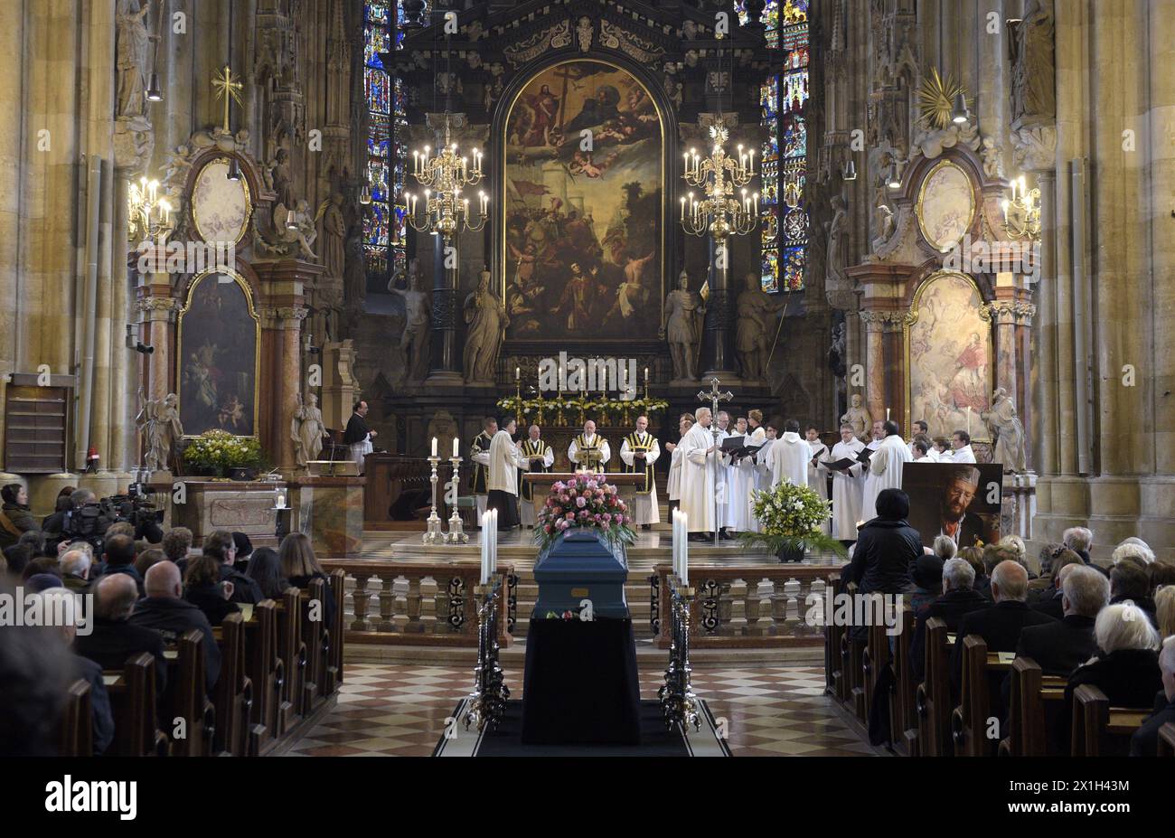 Requiem pour Ernst Fuchs à la Cathédrale Stephandsdom à Vienne le 25 novembre 2015. Le peintre autrichien, dessinateur, graveur, sculpteur, architecte, scénographe, compositeur, poète, chanteur et l'un des fondateurs de l'École viennoise du réalisme fantastique est décédé à l'âge de 85 ans le 9 novembre 2015. PHOTO : cercueil à l'intérieur de la cathédrale - 20151125 PD1836 - Rechteinfo : droits gérés (RM) Banque D'Images