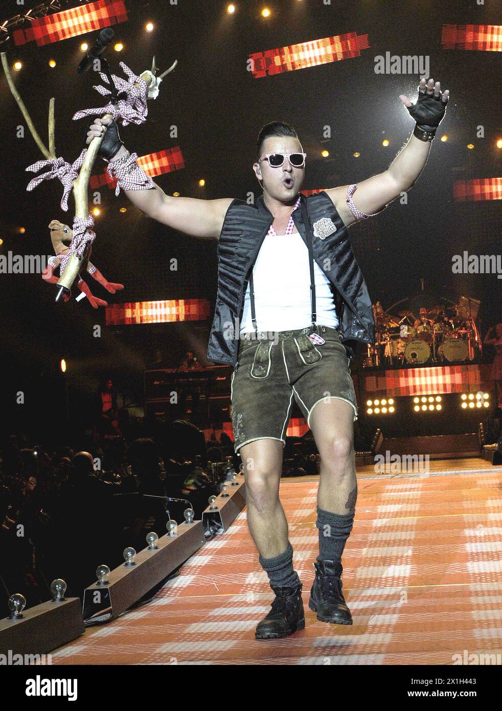 ANDREAS GABALIER & BAND donne son dernier concert lors de son 'Arena Tour 2015' au Stadthalle Vienna le 28 novembre 2015. Andreas Gabalier est un chanteur folk autrichien. En 2012, il a remporté le prix ECHO Music Award dans la catégorie musique folklorique, le Amadeus Austrian Music Award en 2012 comme meilleur concert et meilleur chanteur de Schlager et en 2013, de nouveau le prix Amadeus dans la catégorie musique folklorique. PHOTO : Andreas Gabalier - 20151128 PD7931 - Rechteinfo : droits gérés (RM) Banque D'Images