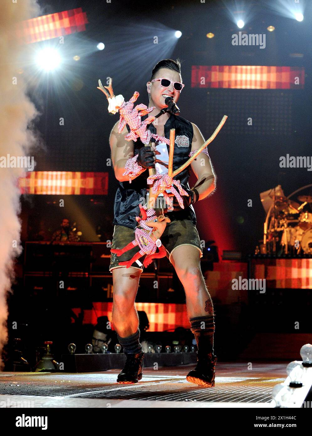 ANDREAS GABALIER & BAND donne son dernier concert lors de son 'Arena Tour 2015' au Stadthalle Vienna le 28 novembre 2015. Andreas Gabalier est un chanteur folk autrichien. En 2012, il a remporté le prix ECHO Music Award dans la catégorie musique folklorique, le Amadeus Austrian Music Award en 2012 comme meilleur concert et meilleur chanteur de Schlager et en 2013, de nouveau le prix Amadeus dans la catégorie musique folklorique. PHOTO : Andreas Gabalier - 20151128 PD7932 - Rechteinfo : droits gérés (RM) Banque D'Images