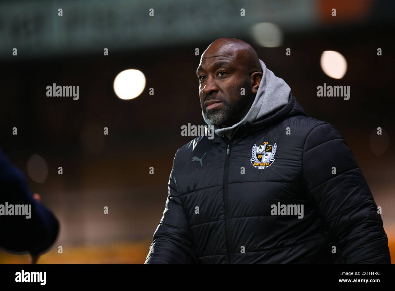 Burslem, Royaume-Uni, 16 avril 2024. Darren Moore, manager de Port Vale, photographié sur la ligne de touche, quelques instants après le coup de sifflet final, met fin à la défaite de 1-2 à domicile contre Wycombe Wanderers. Vale reste dans la zone de relégation avec 2 jeux à jouer. Crédit : TeeGeePix/Alamy Live News Banque D'Images