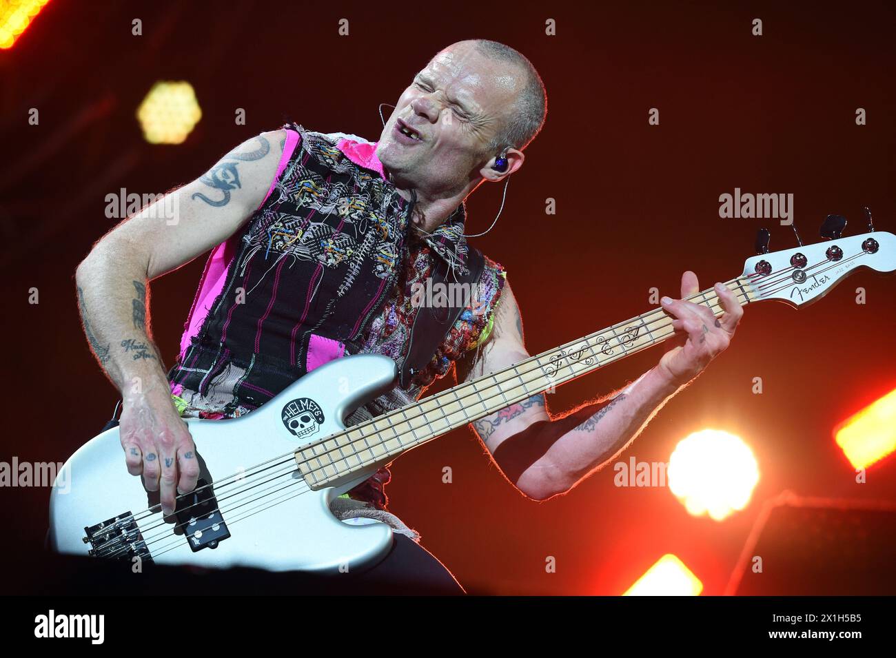 Le festival de musique autrichien 'Nova Rock 2016' à Nickelsdorf, Autriche, se déroule du 9 au 12 juin 2016. PHOTO : 'Red Hot Chili Peppers' Michael 'Flea' Balzary lors d'un concert sur 'Blue Stage' - 20160612_PD10288 - Rechteinfo : droits gérés (RM) Banque D'Images