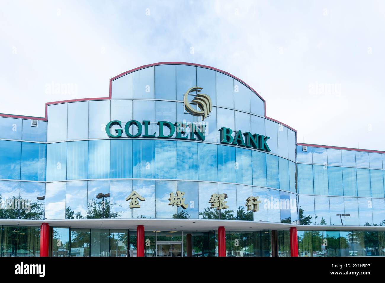 Houston, Texas, États-Unis - 13 avril 2024 : siège social de Golden Bank à Houston, Texas, États-Unis. Banque D'Images