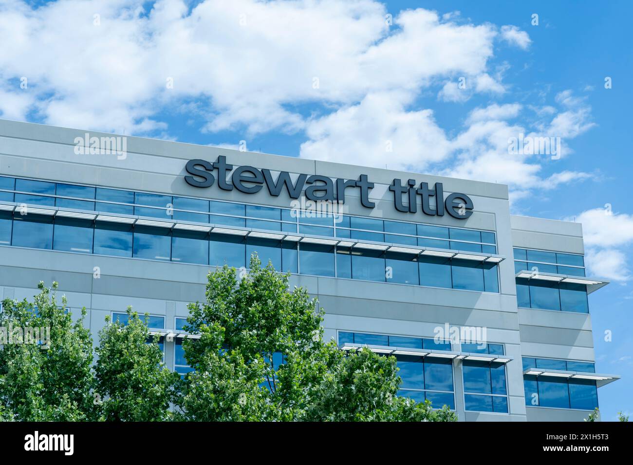 Houston, Texas, États-Unis - 13 avril 2024 : Stewart Title signe sur l'immeuble de bureaux à Houston, Texas, États-Unis. Banque D'Images