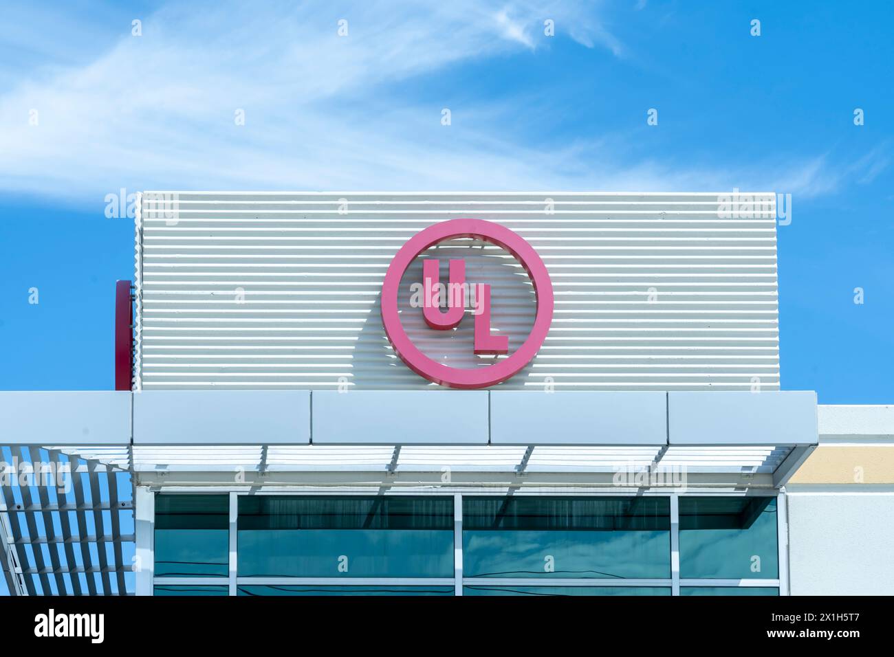 Houston, Texas, États-Unis - 13 avril 2024 : gros plan du logo UL sur le bâtiment de leur usine de Houston, Texas, États-Unis. Banque D'Images
