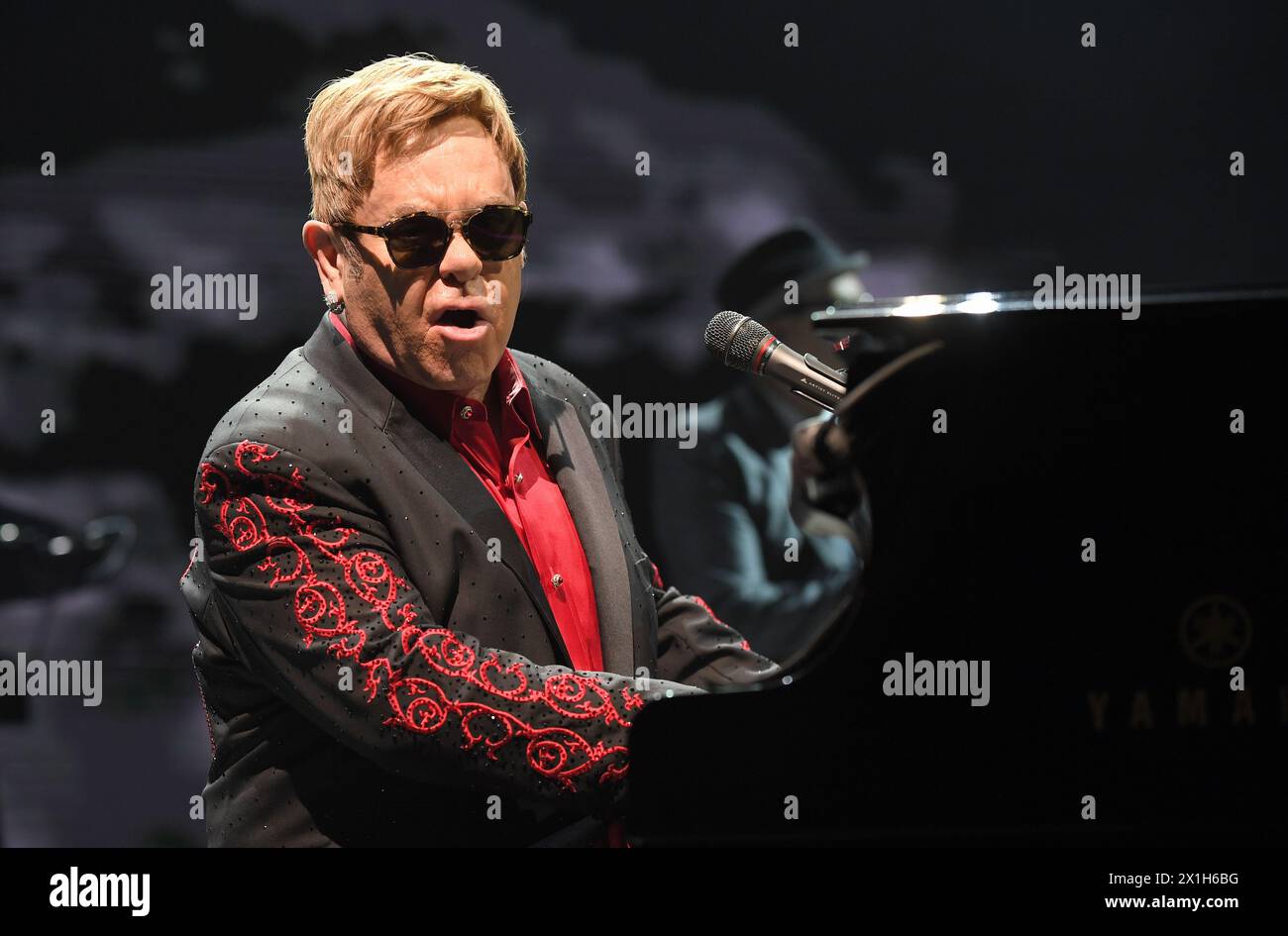 Auteur-compositeur-interprète britannique, musicien et compositeur. Elton John en concert au Stadthalle de Vienne, Autriche, le 24 novembre 2016. PHOTO : Elton John - 20161124 PD6408 - Rechteinfo : droits gérés (RM) Banque D'Images