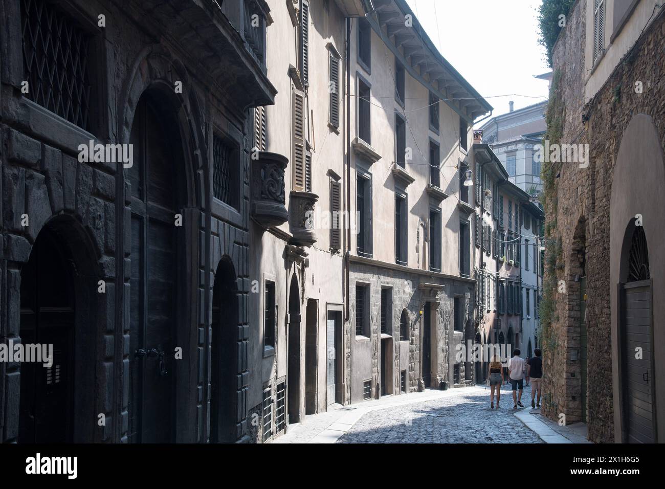 Via San Giacomo dans le centre historique appelé ville haute de Bergame à Bergame, Province de Bergame, Lombardie, Italie © Wojciech Strozyk / Alamy Stock photo Banque D'Images