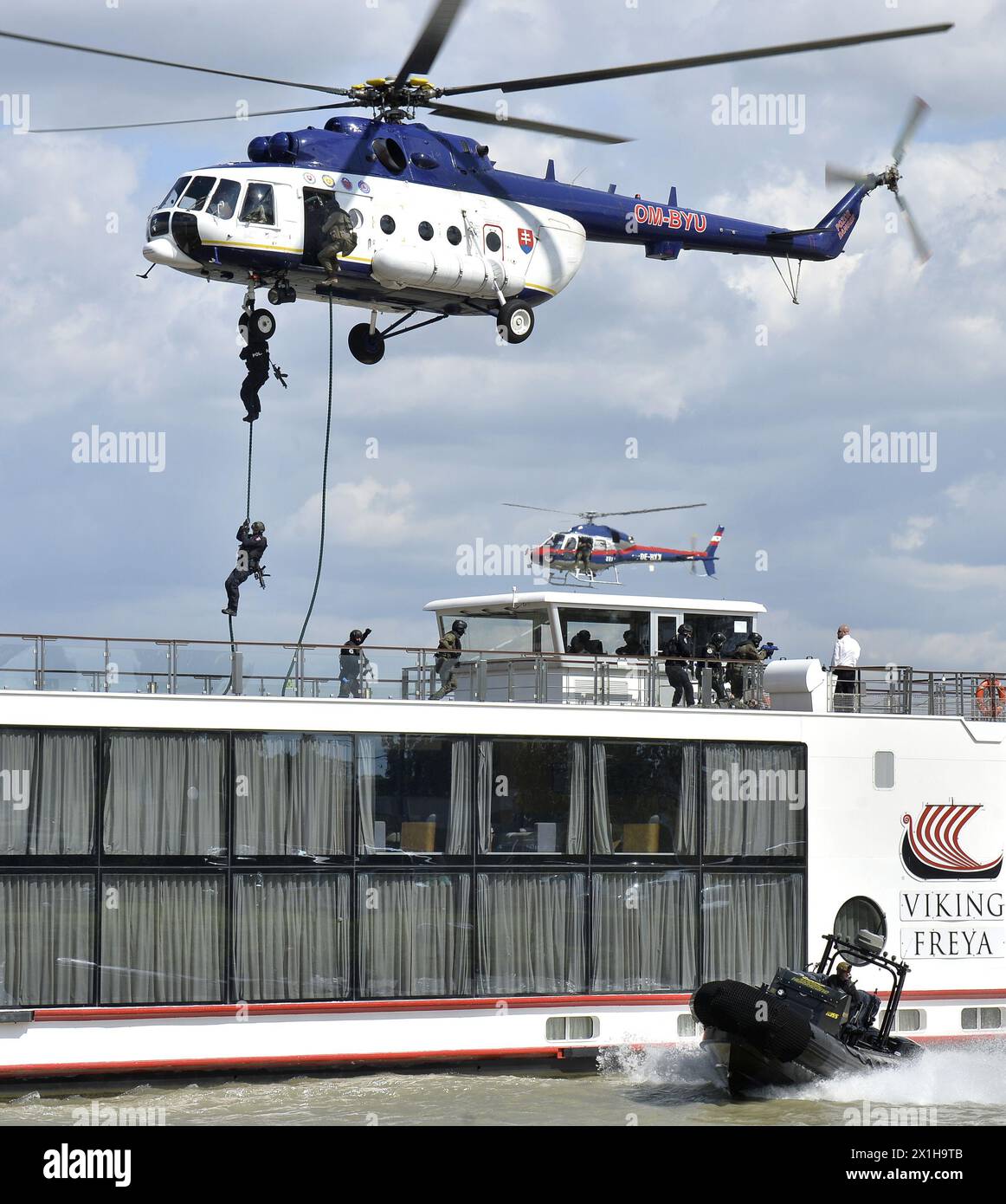 Un exercice international de lutte contre le terrorisme sous la direction de l'unité spéciale de la police autrichienne COBRA à Vienne, Autriche, le 2017/08/21. Sur un navire de croisière sur le Danube de 134 mètres de long (les Viking Cruises), une prise d'otages avec une menace terroriste aiguë et l'utilisation d'hélicoptères est pratiquée. PHOTO : soldats seil d'un hélicoptère - 20170821_PD1516 - Rechteinfo : droits gérés (RM) Banque D'Images