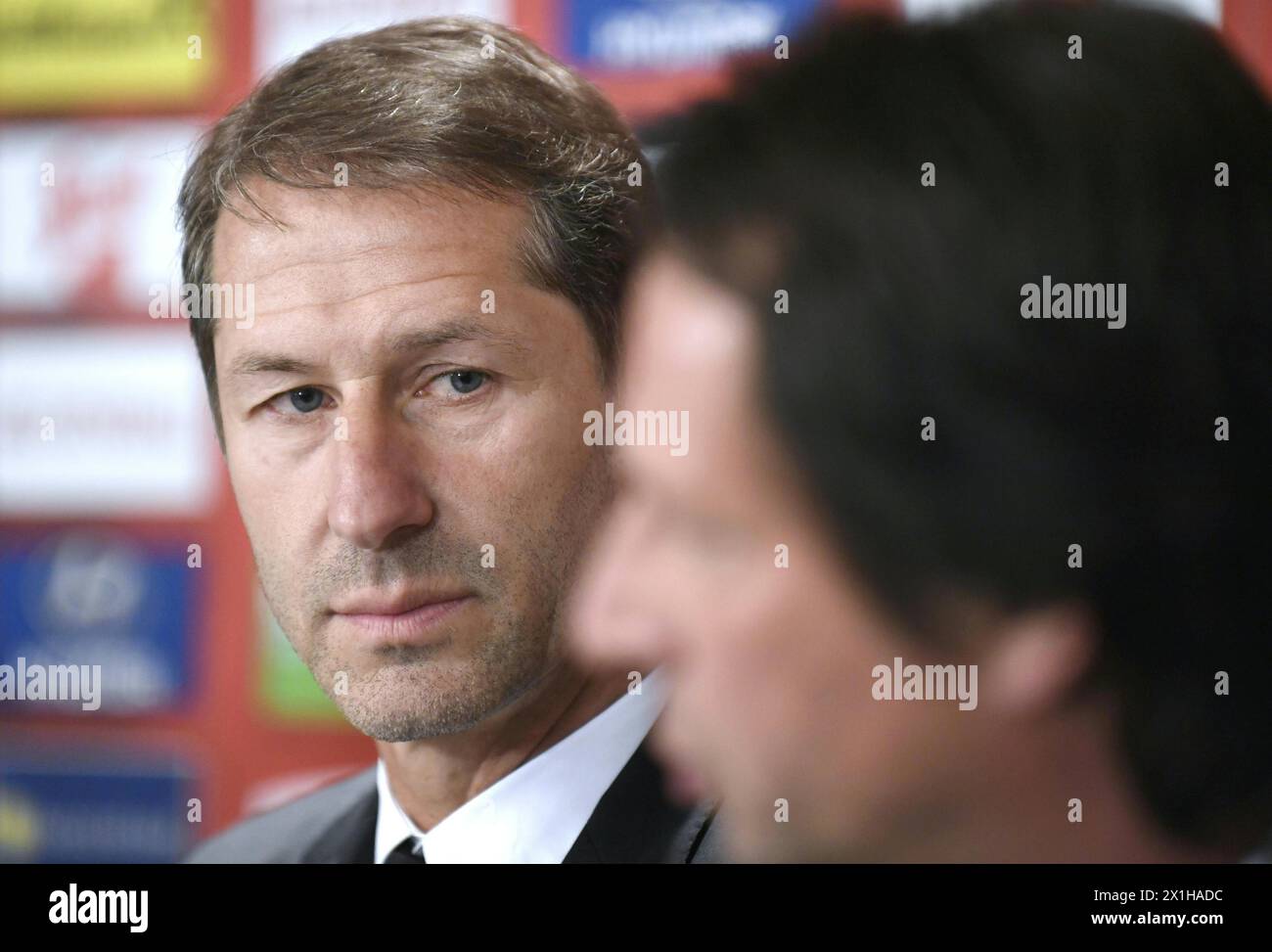 Franco Foda (G), désigné entraîneur-chef allemand de l'équipe nationale autrichienne de football, donne une conférence de presse le 31 octobre 2017 à Vienne, Autriche. L’Autriche a nommé l’allemand Franco Foda comme nouvel entraîneur le 30 octobre 2017, succédant au suisse Marcel Koller qui avait annoncé sa démission le mois dernier après avoir échoué à se qualifier pour la Coupe du monde. Actuellement à la tête de la puissance autrichienne Sturm Graz, Foda est la première allemande à être embauchée en 113 ans d'histoire de l'équipe nationale. - 20171031 PD1604 - Rechteinfo : droits gérés (RM) Banque D'Images