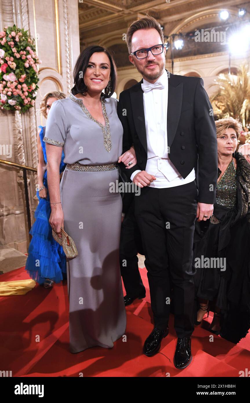 Bal traditionnel de l'Opéra de Vienne au Wiener Staatsoper (Opéra national de Vienne), à Vienne, Autriche, le 8 février 2018. Sur la photo : la ministre fédérale autrichienne de la durabilité, de l'Agriculture et du Tourisme Elisabeth Köstinger et son petit ami Thomas - 20180208 PD7660 - Rechteinfo : Rights Managed (RM) Banque D'Images