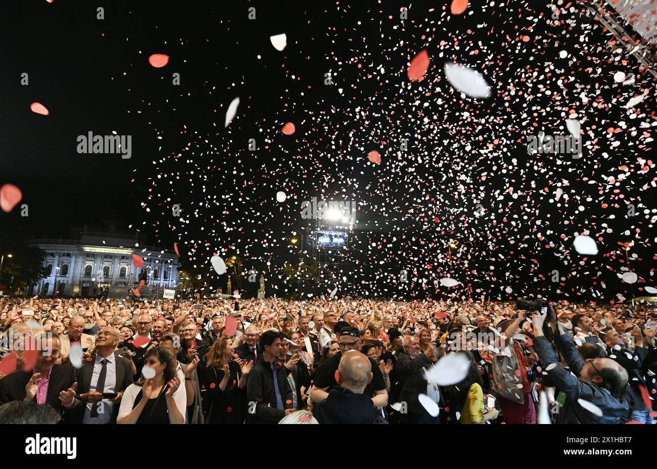 Ouverture du 'Wiener Festwochen 2018', festival culturel à la Rathausplatz (devant l'hôtel de ville de Vienne) à Vienne, Autriche, le 12 mai 2018. PHOTO : artistes sur scène - 20180511 PD10617 - Rechteinfo : droits gérés (RM) Banque D'Images