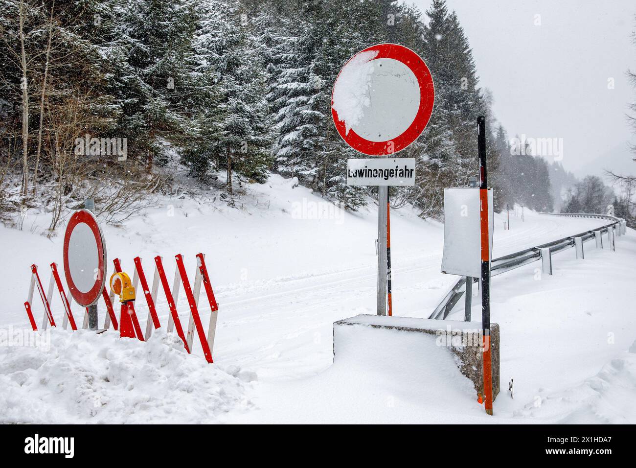 ABD0025 20190104 - SANKT NIKOLAI Im SÖLKTAL - Österreich : ZU APA0073 VOM 4.1.2019 - Straßensperre aufgrund der hohen Lawinengefahr am Freitag, 04. Jänner 2019, Am Sölkpass im Raum Sankt Nikolai im Sölktal. - FOTO : APA/EXPA/MARTIN HUBER - 20190104 PD1410 - Rechteinfo : droits gérés (RM) Banque D'Images