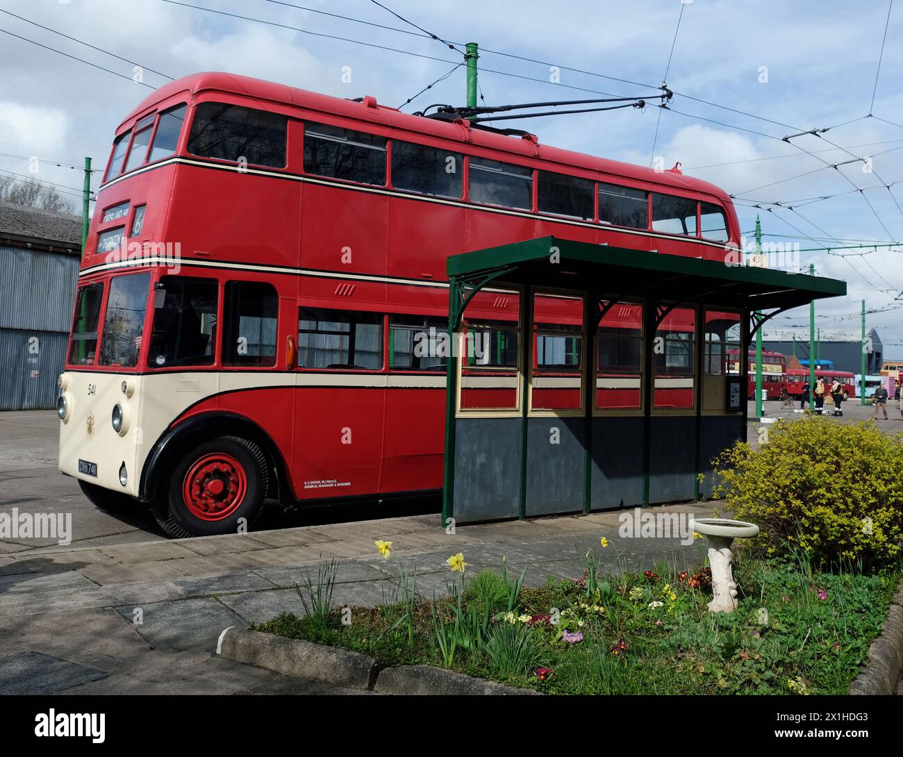 Un trolleybus est un bus électrique qui tire son énergie de câbles aériens doubles utilisant des poteaux de trolley à ressort. Banque D'Images