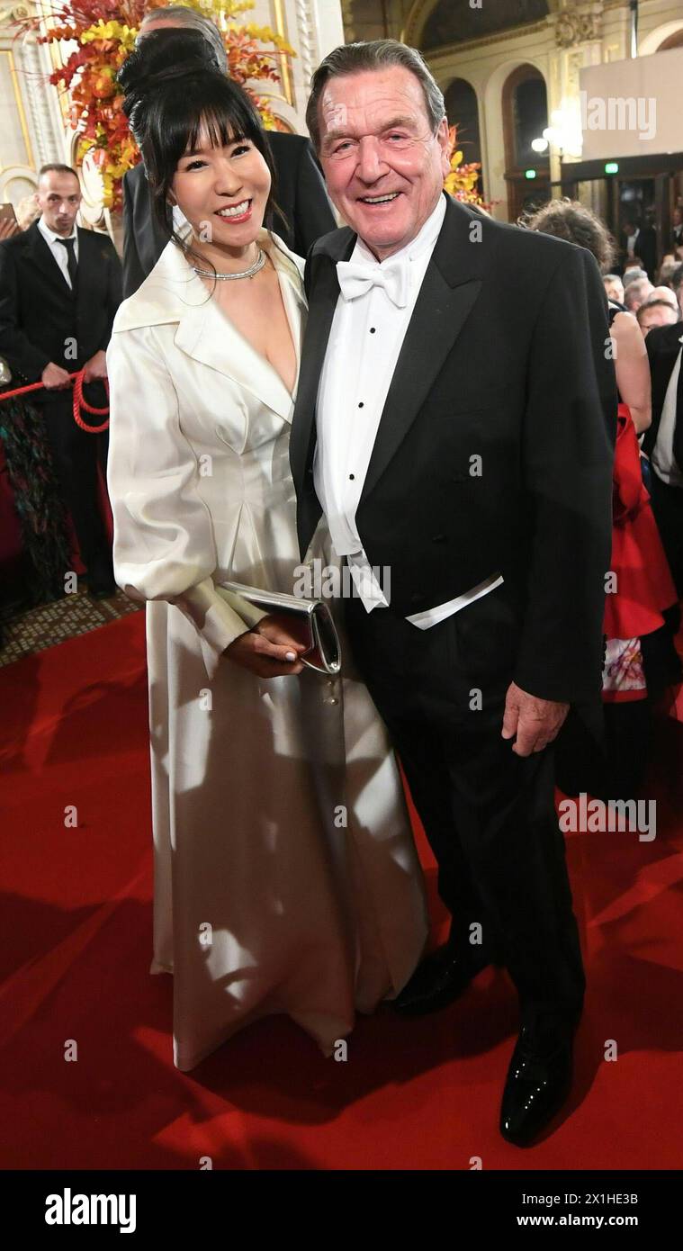 Bal traditionnel de l'Opéra de Vienne au Wiener Staatsoper (Opéra national de Vienne), Vienne, Autriche, 28 février 2019. Sur la photo : l'ancien chancelier allemand Gerhard Schröder et son épouse Soyeon Kim. - 20190228_PD8012 - Rechteinfo : droits gérés (RM) Banque D'Images