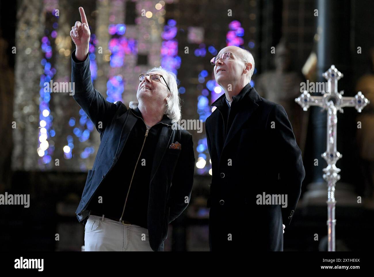 L'installation 'Sky of Stones' et le voile de Carême 'Echo Curtain' de l'artiste Peter Baldinger sont présentés à l'occasion Cathédrale Étienne de Vienne, Autriche, pendant la période du Carême jusqu'au 10 juin 2019, photo prise le 5 mars 2019. Peter Baldinger (l) et Toni Faber - 20190305 PD2274 - Rechteinfo : droits gérés (RM) Banque D'Images